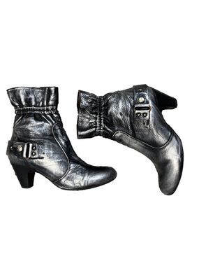 KX & Co. metallic silver black leather cinched heeled ankle boots EU 39